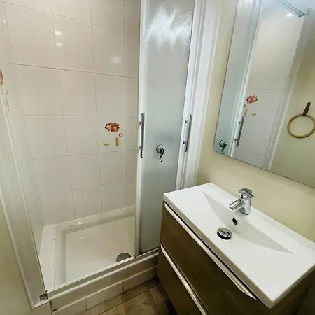 Renove En Rez-de-jardin, Terrasse Et A 3 Min A Pied - Fr-1-723-99 * Agde